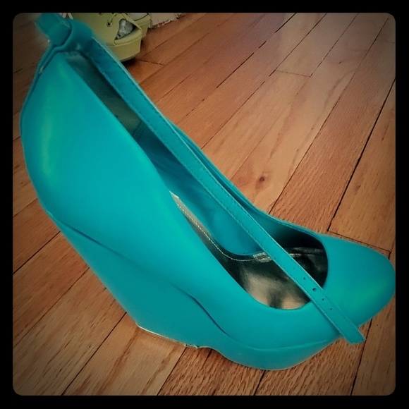 Shoes - Picture 1 of 4